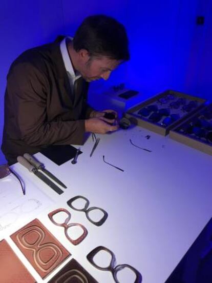 Un artesano de Bottega Veneta crea unas gafas en la fiesta de la firma en Madrid.