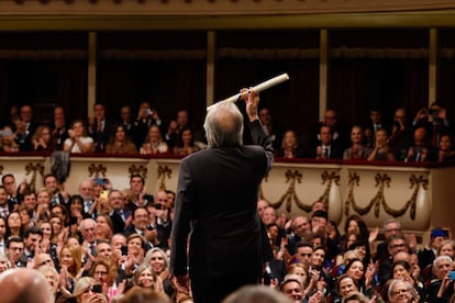 El cantautor y compositor, Joan Manuel Serrat, enseña al público el Premio Princesa de Asturias de las Artes.