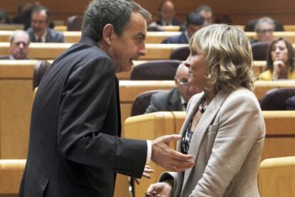 El presidente del Gobierno, José Luis Rodríguez Zapatero, y la senadora del Grupo Mixto, María del Mar Caballero, tras la sesión de control en la Cámara alta.