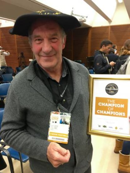 Ingulf Galaen de la quesería Nanen noruega muestra el premio alcanzado / CAPEL