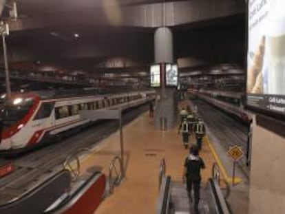 En la imagen, la estación de Atocha, en Madrid, al inicio de una jornada de huelga en Renfe. EFE/Archivo