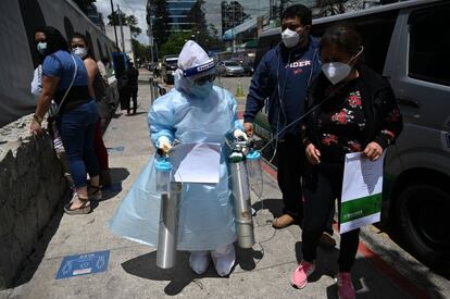 Dos pacientes infectados de coronavirus a su llegada al Instituto Guatemalteco de Seguridad Social (IGSS), durante un repunte en el número de casos positivos en Ciudad de Guatemala. Según cifras oficiales, la incidencia acumulada del coronavirus es de 1.791 casos positivos por cada 100.000 habitantes y la letalidad es del 3,1%.