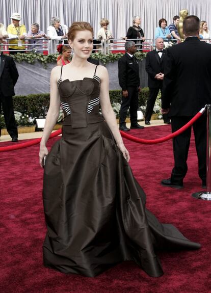 La actriz Amy Adams asistiendo a la ceremonia de entrega de los premios Oscar en el Kodak Theatre de Hollywood. Nominada a un Oscar como mejor actriz de reparto, se vistió con un Carolina Herrera poco favorecer para la ocasión.