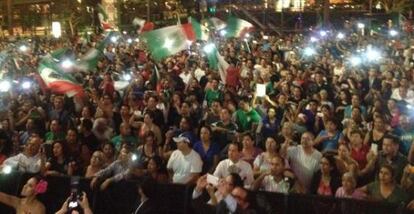 Ambiente en el centro de Los &Aacute;ngeles durante la celebraci&oacute;n de El Grito, el lunes, en una foto publicada por el Consulado de M&eacute;xico en Twitter.