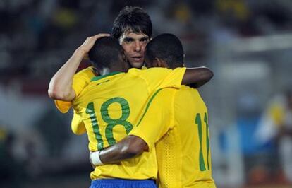 Kaká se abraza con Ramires y Robinho para celebrar el tercer gol de Brasil a Tanzania.