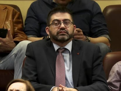 El edil Carlos S&aacute;nchez Mato en el Congreso de los Diputados, con Eduardo Garz&oacute;n a su derecha. 