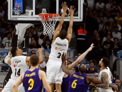 Randolph, jugador del Real Madrid, tapona un lanzamiento del barcelonista Tomic, durante la final de la Copa del Rey de baloncesto disputada este domingo en el WiZink Center en Madrid.