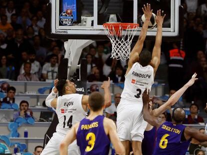 Randolph, jugador del Real Madrid, tapona un lanzamiento del barcelonista Tomic, durante la final de la Copa del Rey de baloncesto disputada este domingo en el WiZink Center en Madrid.