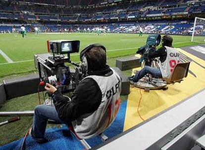 Cámaras de las productoras Mediapro y Sogecable en el estadio Santiago Bernabéu.