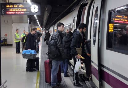 8:57AM - Un centenar de pasajeros suben al tren en Barcelona. El panel luminoso indica que después de Figueres se puede conectar con otro tren para viajar a París