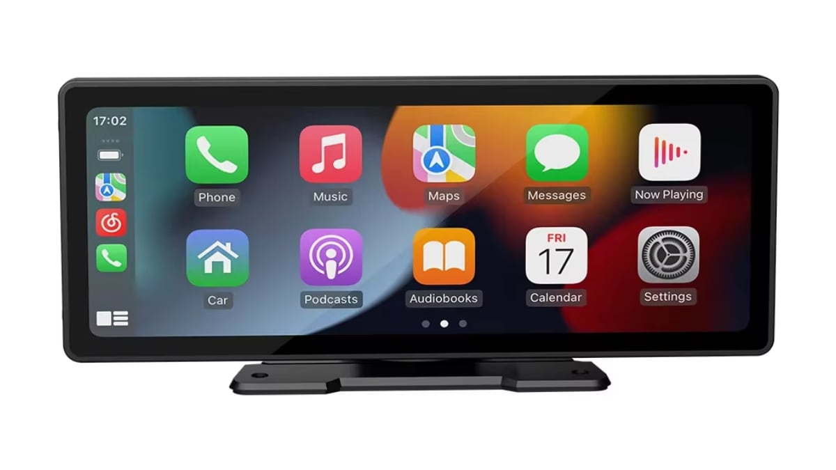 Car touch screen with CarPlay.