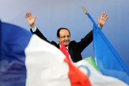 France's Socialist Party (PS) candidate for the 2012 French presidential election Francois Hollande waves on stage during a campaign meeting in the French southwestern city of Bordeaux on April 19, 2012. AFP PHOTO / JEAN-PIERRE MULLER