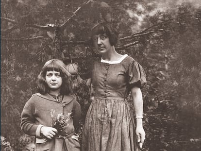 Marina Tsvietáieva y su hija Ariadna Efron, en Praga en 1924.