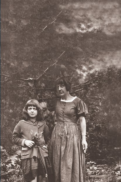 Marina Tsvietáieva y su hija Ariadna Efron, en Praga en 1924.