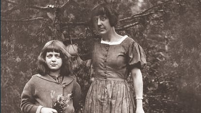 Marina Tsvietáieva y su hija Ariadna Efron, en Praga en 1924.