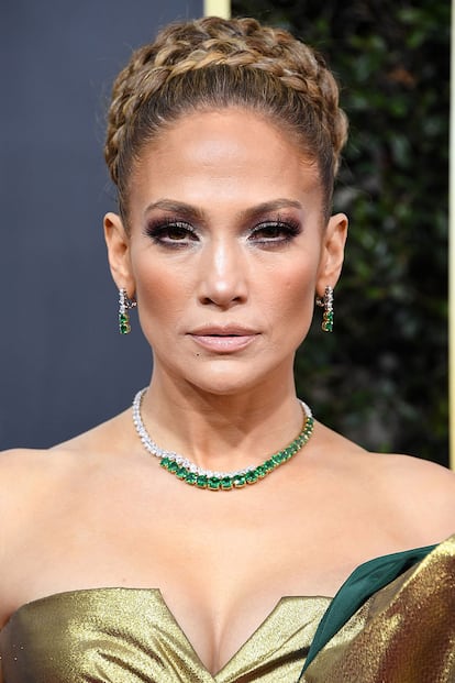 Jennifer Lopez (50), que no logró hacerse con el galardón por su aplaudida aparición en Estafadoras de Wall Street, apareció mucho más recatada que en otras ocasiones (la actriz y cantante es fanática de las transparencias), pero sin renunciar al escote. Valentino está detrás del diseño.