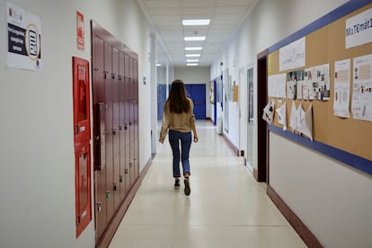 Una alumna camina por un pasillo de un instituto de Madrid, el 8 de junio de 2020.