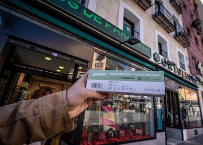 Un hombre muestra un test de antígenos comprado esta mañana en una farmacia del centro de Madrid.