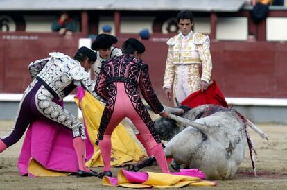 Miguel Abellán (derecha) durante una feria de San Isidro.