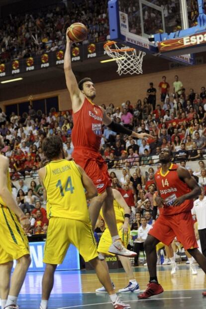 Pau Gasol realiza un mate durante un partido de preparación ante Australia.