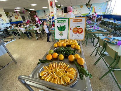 Un carro con varios alimentos ecológicos para alumnos participantes en los Ecocomedores de Canarias. 