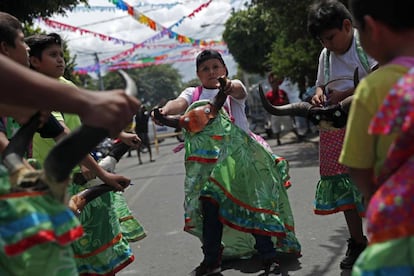 Niños danzan en el tradicional baile de 'las vacas culonas' durante el inicio de las fiestas en honor a Santo Domingo de Guzmán, que este año cumplen 25 años.