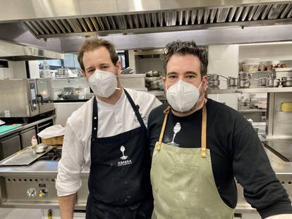 Sergio Manzano y Toni en las cocinas de A´Barra. J.C.CAPEL