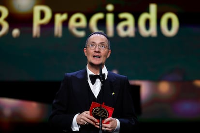 Paul B. Preciado recoge un premio en el 73º Festival Internacional de Cine de Berlín, el 25 de febrero.