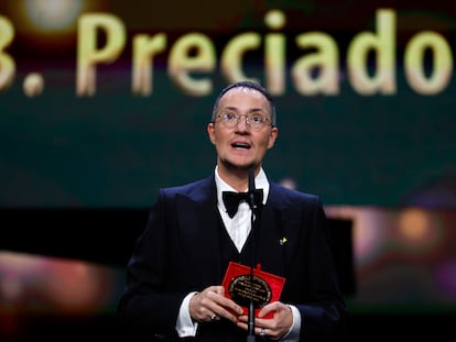 Paul B. Preciado recoge un premio en el 73º Festival Internacional de Cine de Berlín, el 25 de febrero.