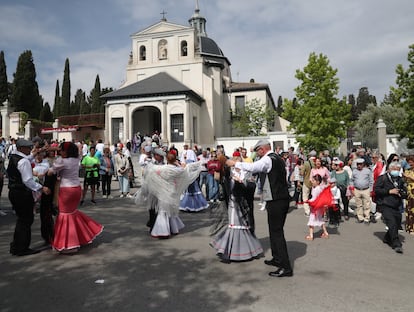 Chulapos bailan un chotis junto a la ermita de San Isidro, este lunes.