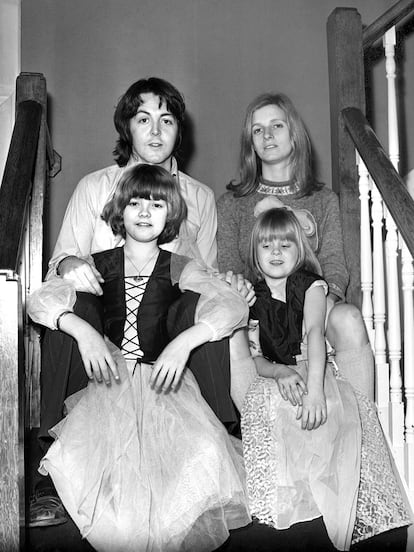 El matrimonio junto a dos de sus hijas, en 1969.