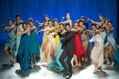 Antonio Najarro y bailarinas del Ballet Nacional de España desfilan con las creaciones de Juan Duyos.