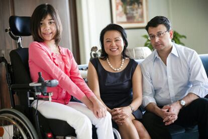 Arya Singh, a la izquierda, junto a sus progenitores Loren Eng y Dinakar Singh, en su casa de Nueva York.