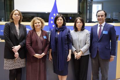 Lola Villar, consejera de Justicia-coordinadora de la representación permanente de España ante la UE; María Emilia Adán, decana del Colegio de Registradores, Ana Gallego, directora general de Justicia y consumidores de la Comisión Europea; Alicia Gimenez, directora de la oficina en Bruselas del Colegio de Registradores y Enrique Maside, director de Asuntos Europeos del Colegio de Registradores.