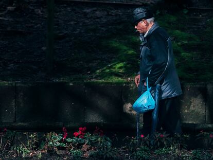 Un hombre paseo en Santiago de Compostela, en enero de 2022.