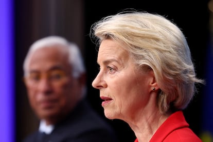 La presidenta de la Comisión Europea, Ursula von der Leyen, hablaba este jueves en Bruselas ante el presidente del Consejo Europeo, António Costa.