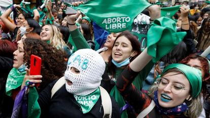 Mujeres colombianas celebran la decisión de la Corte Constitucional de aprobar la despenalización parcial del aborto, permitiendo la interrupción voluntaria del embarazo hasta las 24 semanas, en Bogotá (Colombia). La votación fue aceptada en sesión extraordinaria por cinco votos a favor y cuatro en contra de los magistrados de la alta corte, en un proceso que lleva meses dilatado por trabas administrativas.