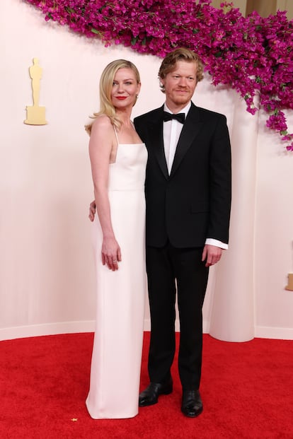 La actriz Kirsten Dunst, elegantísima con un vestido blanco de Gucci, junto a su marido, el también actor Jesse Plemons.