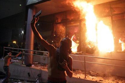 Uno de los asaltantes se toma una foto frente al Parlamento en llamas.