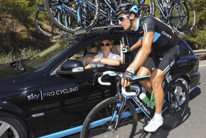 Juan Antonio Flecha acuerda con el director del Sky, Sean Young, abandonar la carrera.