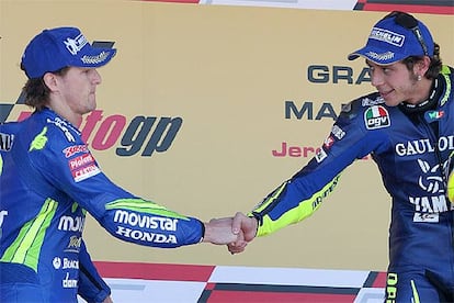 Sete Gibernau y Valentino Rossi, a la derecha, se estrechan la mano tras el GP de Jerez.