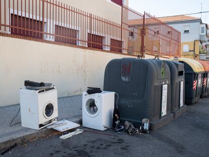 Lavadoras abandonadas junto a unos contenedores en una calle de Madrid.