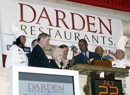 Robert Britz, presidente de la Bolsa de Nueva York, da la bienvenida a la presidenta de Darden, Mary Darden.