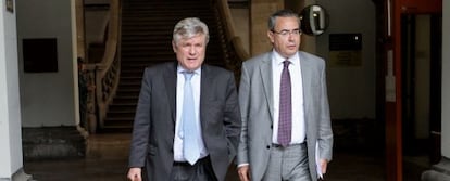 Ram&oacute;n Blanco Bal&iacute;n (izquierda) y su abogado, a la salida del TSJ valenciano.
