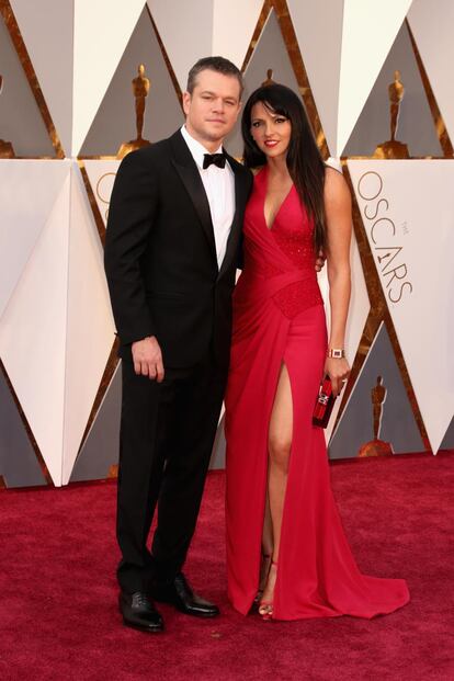 Matt Damon, nominado como Mejor Actor por Marte, y Luciana Damon.