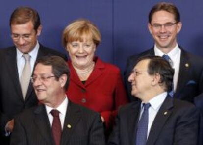 El primer ministro portugués Pedro Cassos Coelho, el chipritoa Nicos Anastasiades, la canciller alemana Angela Merkel, el presidente de la Comisión Europea Jose Manuel Durao Barroso y el primer ministro suizo Fredrik Reinfeldt.