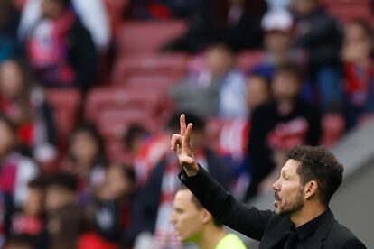El entrenador argentino del Atlético de Madrid, Diego Simeone, durante partido de la jornada 14 de LaLiga contra el Alavés en el Metropolitano este sábado.