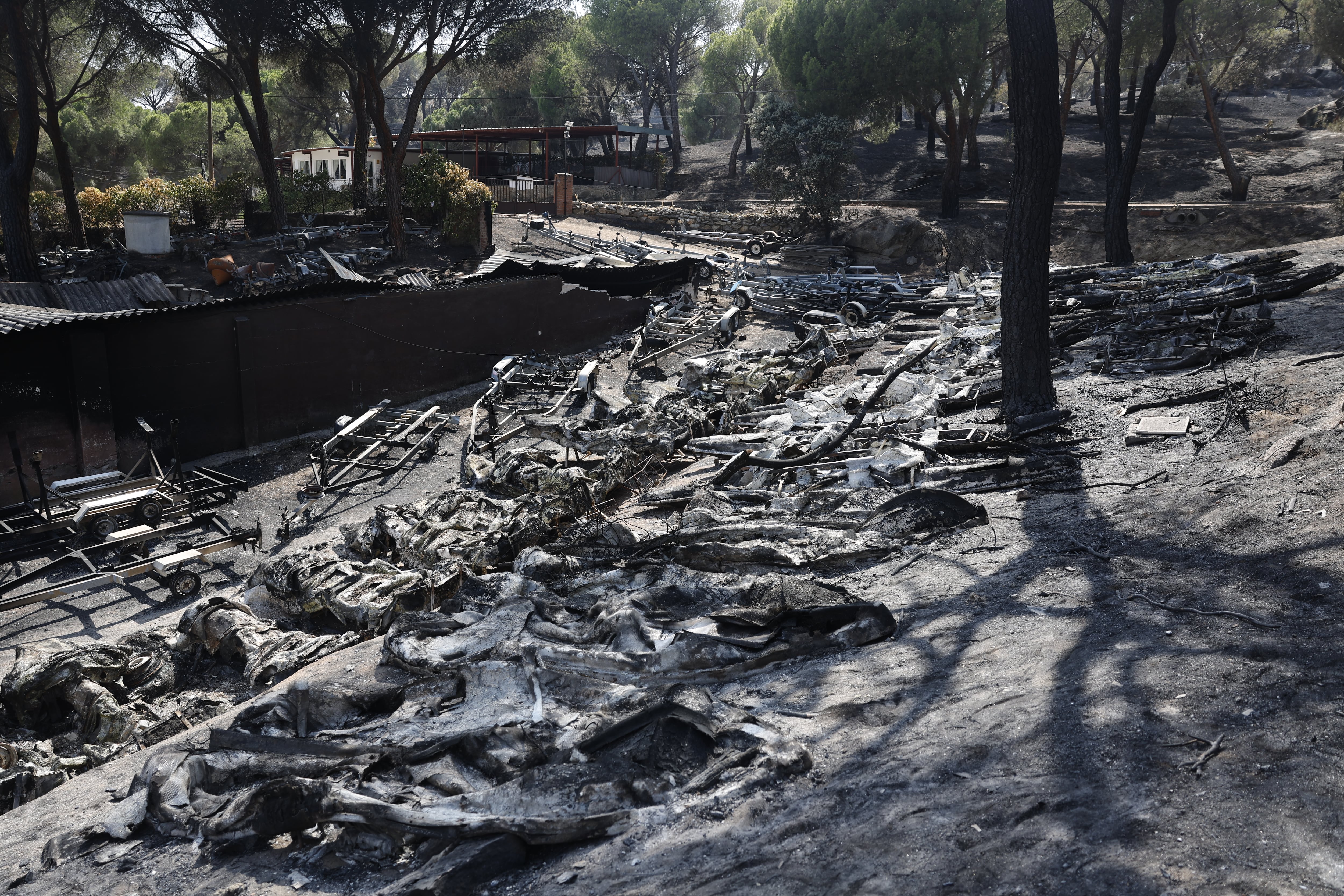 Embarcaciones de recreo calcinadas tras el incendio.
