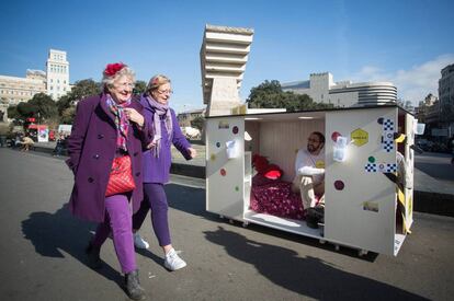 Marc Olivé el 18 de febrero del año pasado en Barcelona, mostrando una habitación colmena