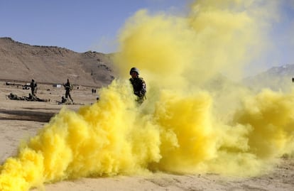 Soldados del Ejército Nacional afgano (ANA) entrenan durante unas maniobras en Kabul (Afganistán).